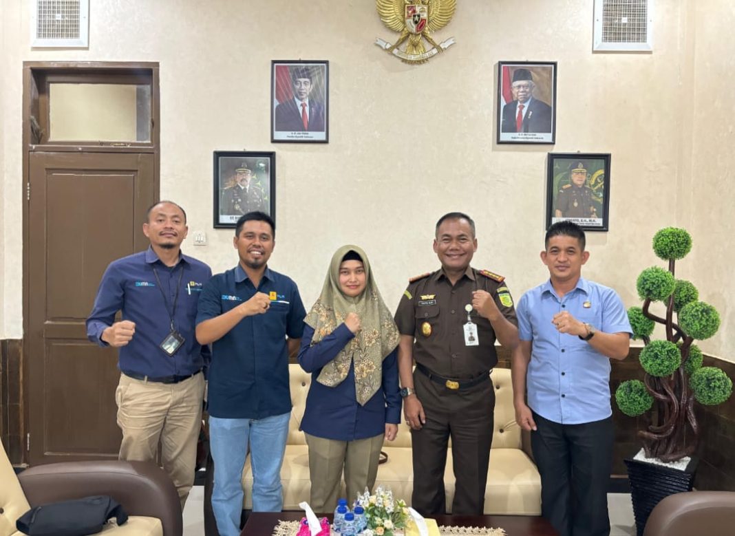 Manager PLN UP3 Sibolga Dwita Aswiyanti Syafitri foto bersama dengan Kepala Kejaksaan Negeri Sibolga Syaifful Alam Yuliastana yang masing-masing didampingi staf. (Dok/PLN)