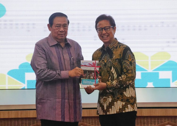 Menteri Kesehatan Budi Gunadi Sadikin dan Penasihat Khusus Asia Pacific Leaders Malaria Alliance (APLMA) Prof Susilo Bambang Yudhoyono. (Dok/Kemenkes)