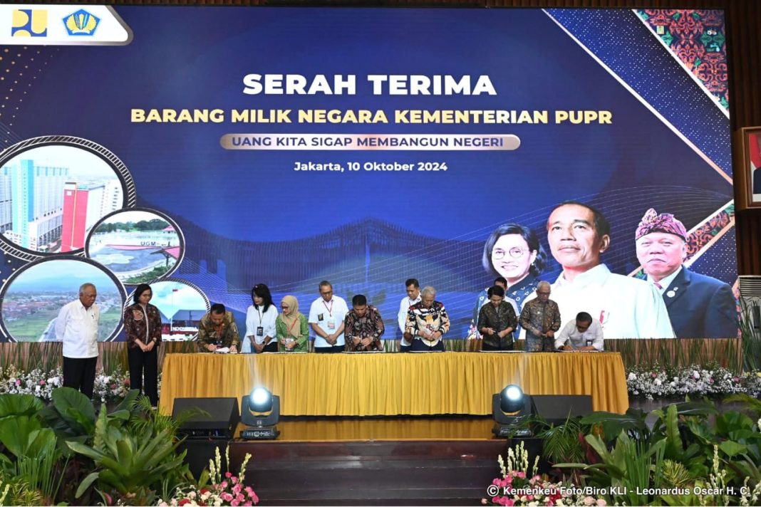 Kemenkeu bersama KemenPUPR menyerahkan Barang Milik Negara (BMN) senilai Rp19,26 T kepada berbagai instansi dan pemerintah daerah, Kamis (10/10/2024). (Dok/Kemenkeu)