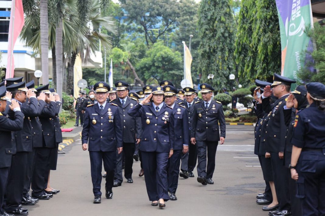 Menkeu Sri Mulyani beserta jajaran menghadiri Apel Khusus dalam rangka peringatan Hari Bea Cukai ke-78 di kompleks Direktorat Jenderal Bea dan Cukai (DJBC) Rawamangun, Jakarta Timur, Jumat (11/10/2024). (Dok/Kemenkeu)