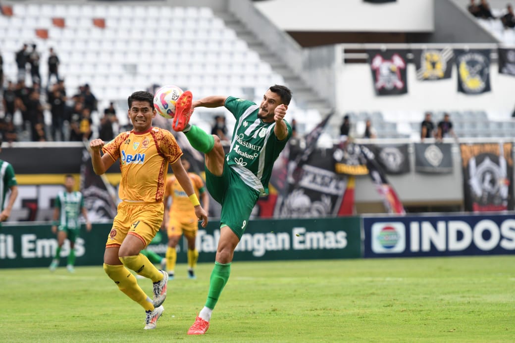 Penyerang PSMS, Juninho Cabral (kanan) berebut bola dengan pemain Sriwijaya pada lanjutan Liga 2 2024/2025 di Stadion Gelora Jakabaring, Palembang, Sabtu (12/10/2024). (Dok/PSMS Medan)