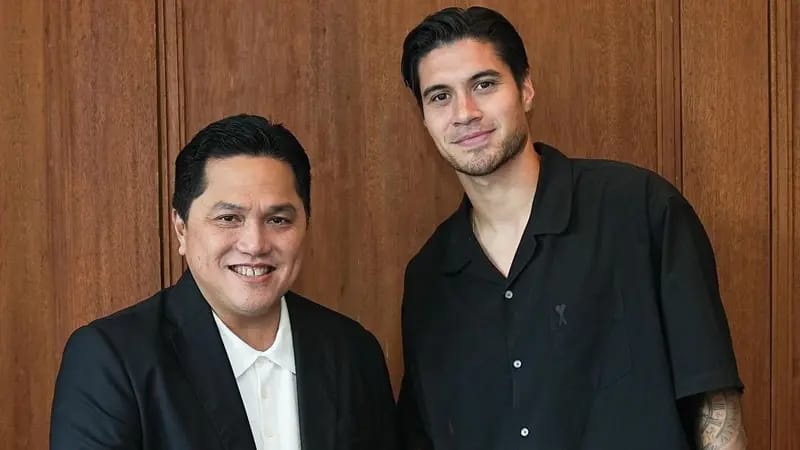 Ketua PSSI, Erick Thohir bersama Kevin Diks.