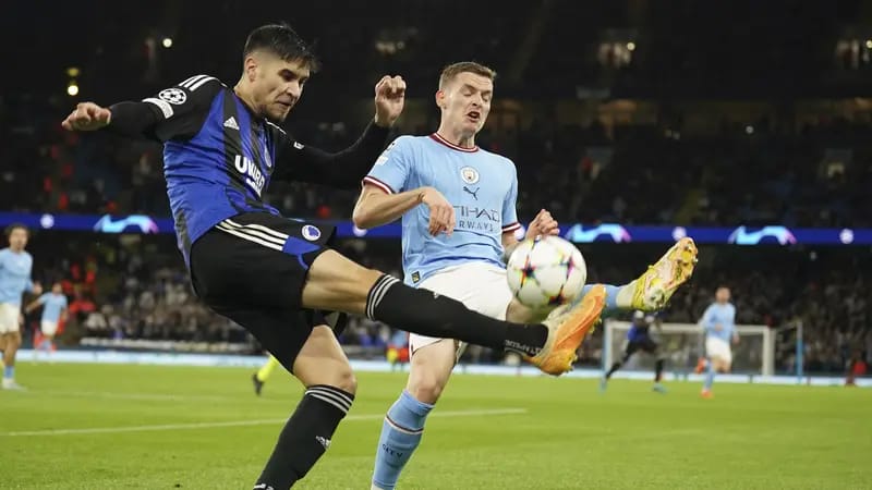 Bek FC Copenhagen Kevin Diks berebut bola dengan gelandang Manchester City Sergio Gomez dalam matchday ketiga Grup G Liga Champions 2022/2023 di Etihad Stadium, Minggu (6/10/2022).