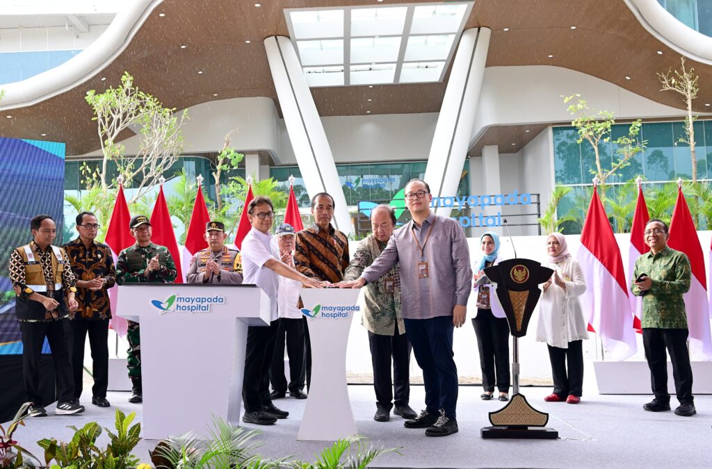 Presiden Jokowi didampingi Ibu Iriana Jokowi meresmikan Mayapada Hospital Nusantara, Jumat (11/10/2024). (Dok/BPMI Setpres)