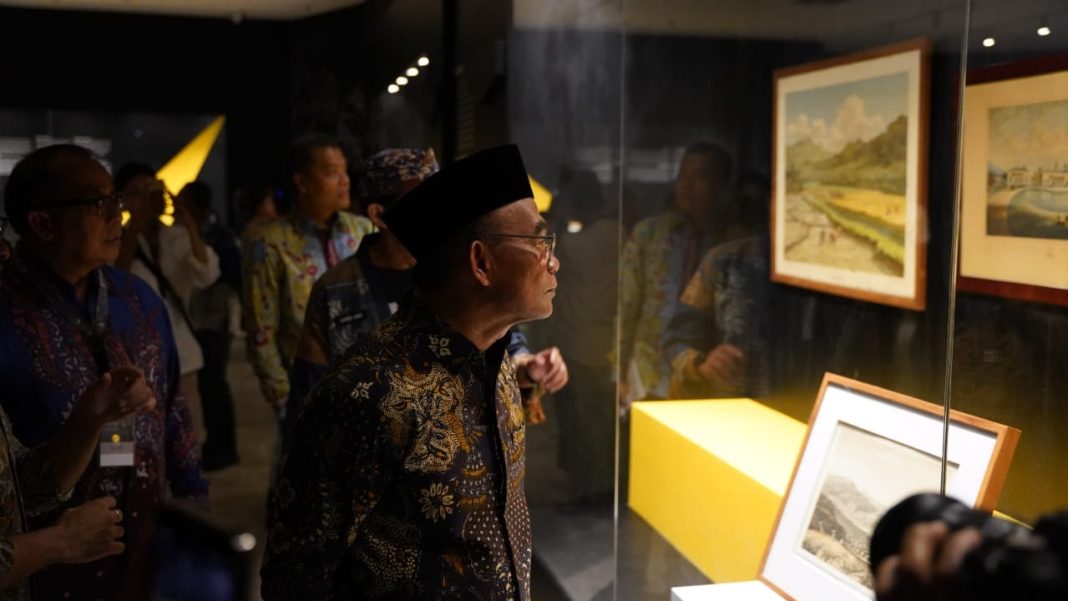 Menko PMK Muhadjir Effendy melihat sejumlah koleksi saat meresmikan pembukaan kembali Museum Nasional Indonesia di Jakarta, Kamis (10/10/2024). (Dok/Kemendikbudristek)