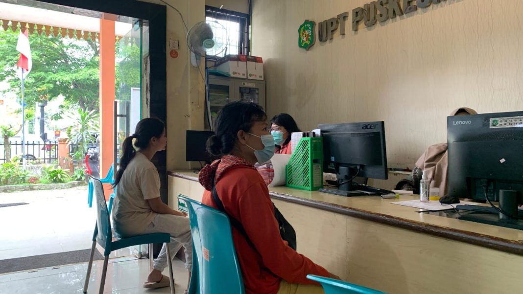 Sejumlah warga sedang mendaftar di UPT Puskesmas Teladan, Medan. (Dok/Prokopim Pemko Medan)