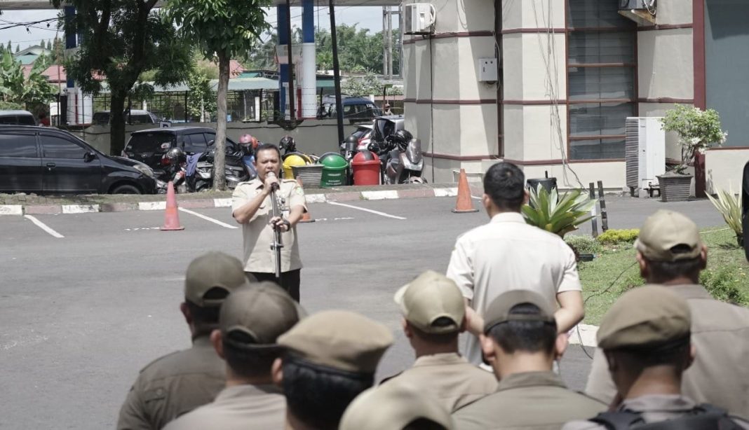 Kepala Bapenda Kota Medan, Sutan Tolang Lubis, memimpin kegiatan penagihan pajak untuk meningkatkan Pendapatan Asli Daerah (PAD) di empat kecamatan di Kota Medan. (Dok/Diskominfo Medan)