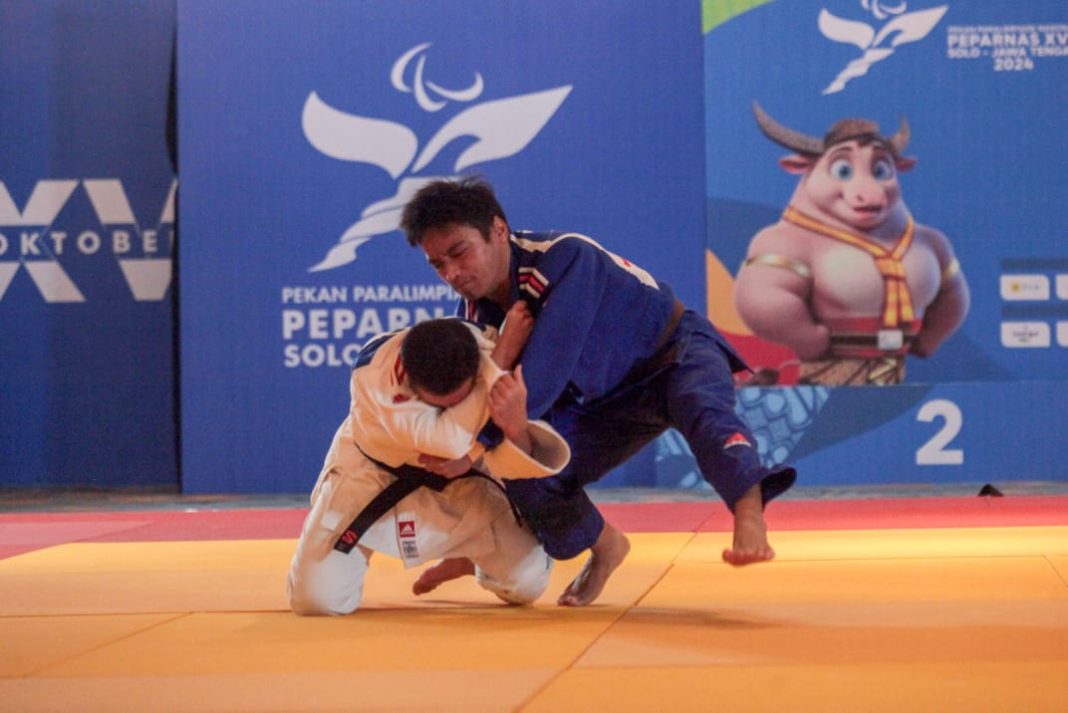 Opik Jaya dari Jawa Barat (kanan) bertarung dengan Atep Sulaiman (kiri) dari Jawa Barat pada Cabor Judo No J2 -60 Kg Putra Kategori Individual PEPARNAS XVII di Swisbell Hotel, Jawa Tengah, Senin (07/10/2024). (Dok/PB Peparnas XVII)