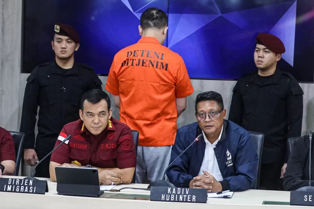 Kadiv Hubinter Polri Irjen Pol Krishna Murti (kanan) bersama Direktur Jenderal Imigrasi Silmy Karim (kiri) dalam konferensi pers penangkapan buronan Interpol di Jakarta, Kamis (10/10/2024). (Dok/Humas Polri)