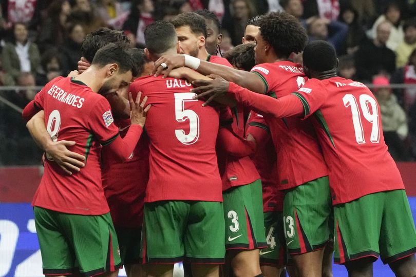 Skuad Timnas Portugal merayakan gol Bernardo Silva ke gawang Timnas Polandia, Minggu (13/10/2024).