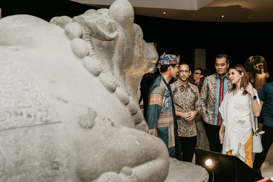 Mendikbudristek Nadiem Makarim bersama tamu undangan meninjau Museum Nasional Indonesia, Kamis (10/10/2024). (Dok/Kemendikbudristek)