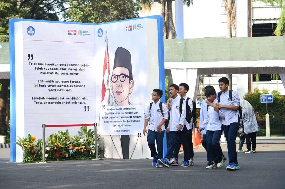 Peserta acara Gelar Aksi Nyata Pemulihan Pembelajaran melihat informasi dalam walking gallery. (Dok/Kemendikbudristek)