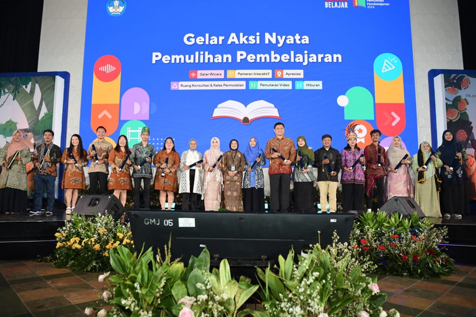 Para penerima apresiasi Aksi Nyata Literasi dan Numerasi di Plaza Insan Berprestasi, Gedung A Kemendikbudristek, Jakarta, Sabtu (12/10/2024). (Dok/Kemendikbudristek)