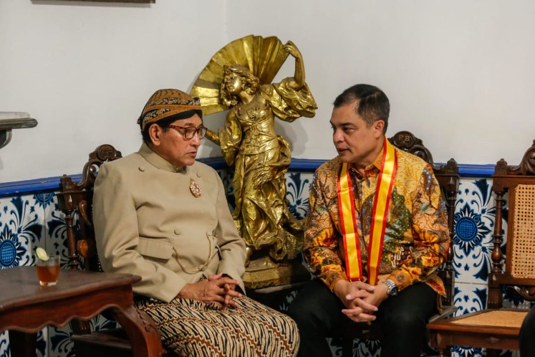 Ketua PB Peparnas XVII DB Susanto berbincang dengan Gusti Dipo saat menunggu tamu VVIP. Kegiatan ini dalam rangka jamuan makan malam atau Farewell Dinner oleh Keraton Kasunanan Surakarta untuk semua kontingen yang mengikuti Peparnas XVII. (Dok/PB Peparnas XVII)