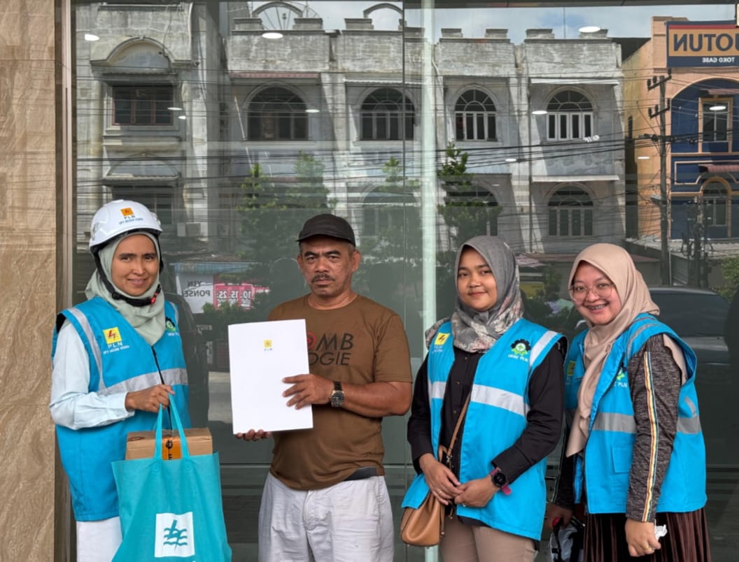 Petugas PLN foto bersama setelah selesai melakukan layanan same day service Rumah Sakit Umum Wulan Windy untuk peningkatan daya dari 375 kVA menjadi 690 kVA, Senin (14/10/2024). (Dok/PLN)