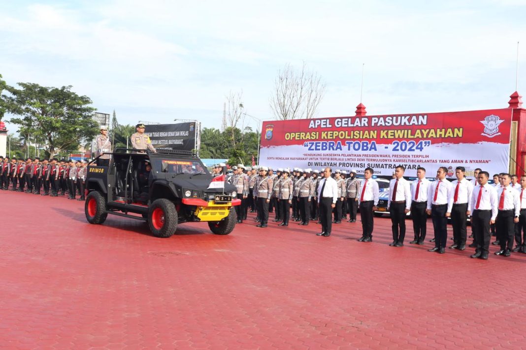 Kapolda Sumut Irjen Pol Whisnu Hermawan yang diwakili Irwasda Polda Sumut Kombes Pol Nanang Masbudi memeriksa barisan pada apel gelar pasukan jelang pelaksanaan Operasi Zebra Toba 2024 di Lapangan KS Tubun Mapoldasu, Senin (14/10/2024). (Dok/Polda Sumut)