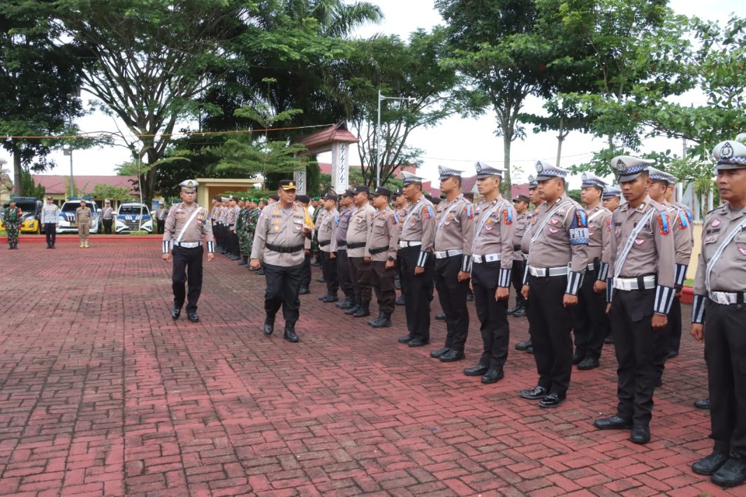 Kapolres Simalungun AKBP Choky Sentosa Meliala memeriksa pasukan pada pelaksanaan apel gelar pasukan Operasi Zebra Toba 2024, Senin (14/10/2024) di Lapangan Apel Mako Polres Simalungun. (Dok/Humas Polres Simalungun)