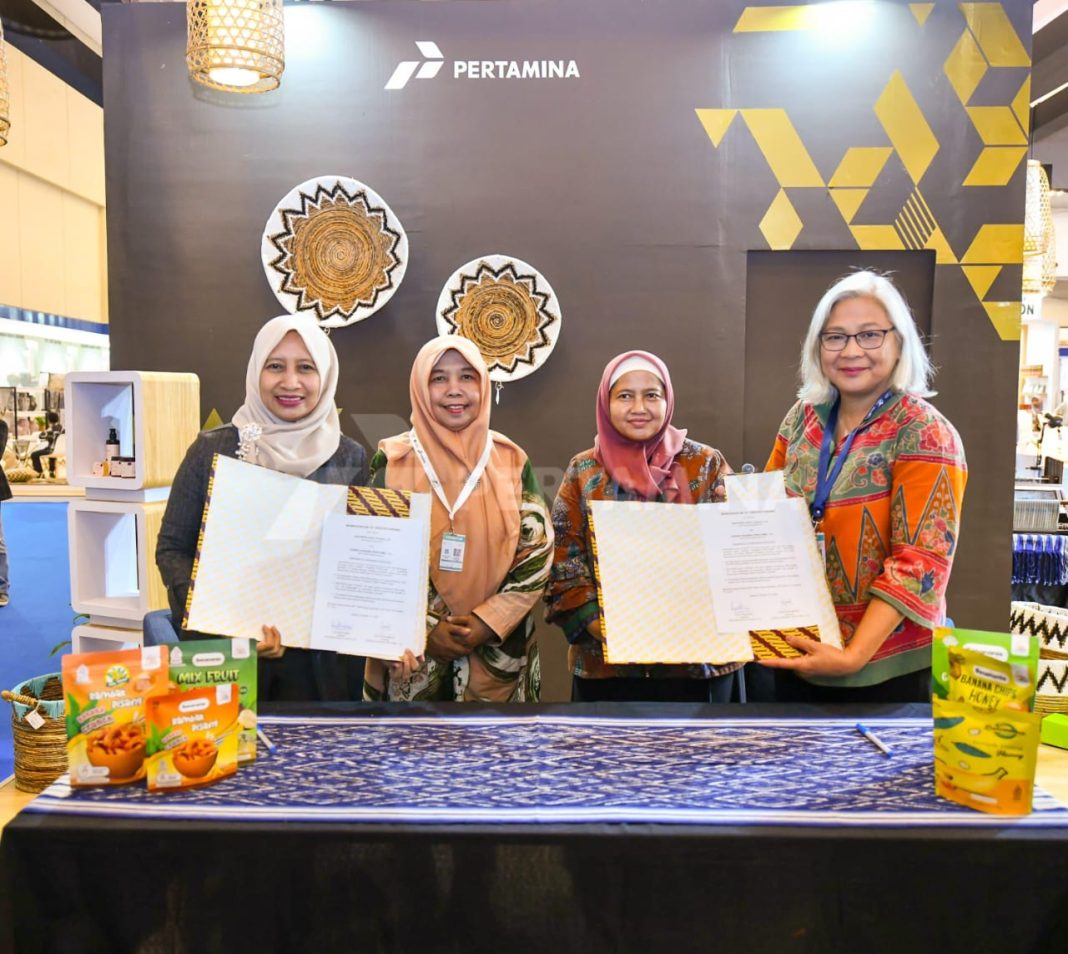 Manager SMEPP Pertamina Dewi Sri Utami menyaksikan penandatanganan kerjasama dagang antara UMKM Binaan Pertamina dengan Buyer dari Kanada, serta beberapa kerjasama lainnya dengan negara lain. Pertamina mendorong target ekspor Go Global pada ajang Pameran Trade Expo Indonesia ke-39 tahun 2024 yang digelar di ICE BSD, Tangerang. (Dok/Pertamina)