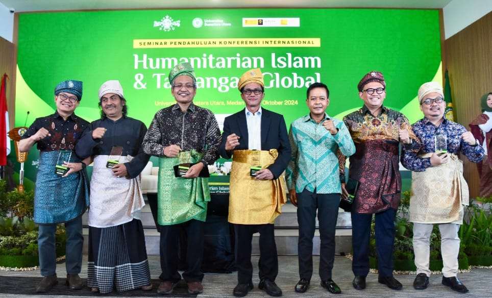 Pengurus Besar Nadhlatul Ulama (PBNU) foto bersama dengan Rektor USU dalam rangkaian seminar di Digital Learning Center Building USU, Senin (14/10/2024). (Dok/USU)