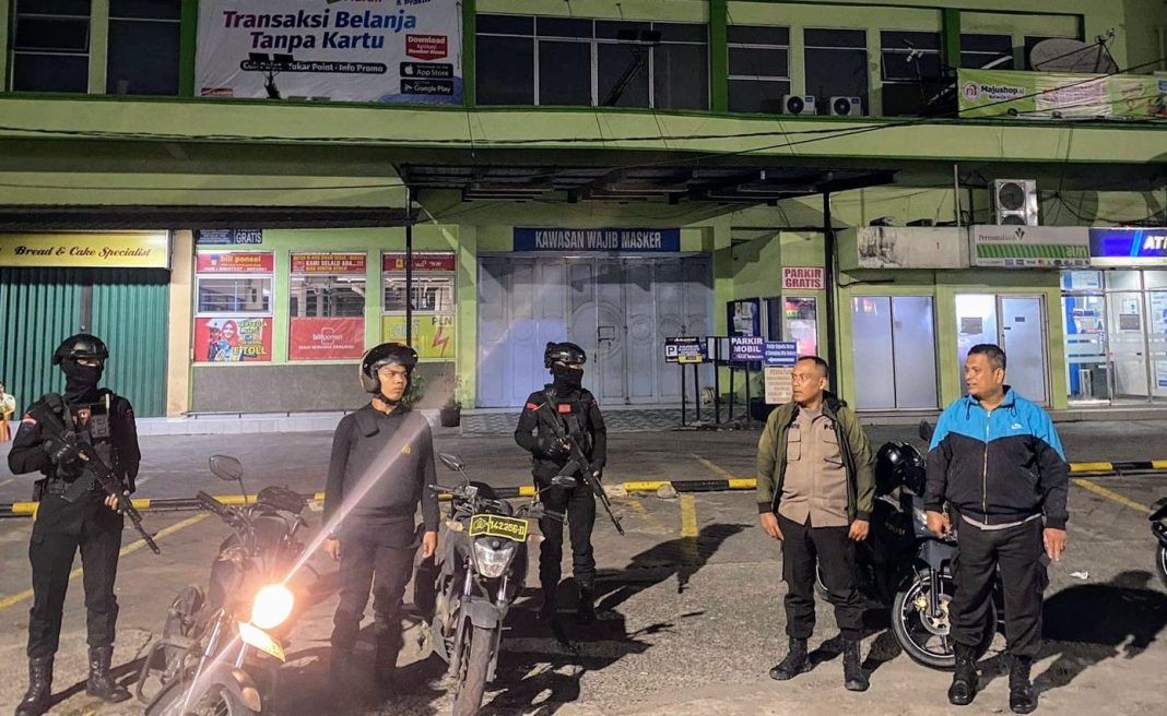 Sejumlah personel gabungan berjaga-jaga di kawasan Tanjung Mulia Medan Deli mengantisipasi berbagai tindak kejahatan jalanan, Selasa dini hari (15/10/2024). (Dok/Polres Belawan)