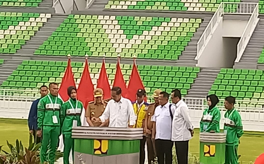 Presiden Jokowi Widodo didampingi Menteri Dalam Negeri Tito Karnavian, Menteri Perhubungan Budi Karya Sumadi, Pj Gubernur Sumut A Fatoni dan Pj Bupati Deliserdang Wiriya Alrahman menandatangani prasasti peresmian Stadion Utama Sumut di Batangkuis, Selasa (15/10/2024).