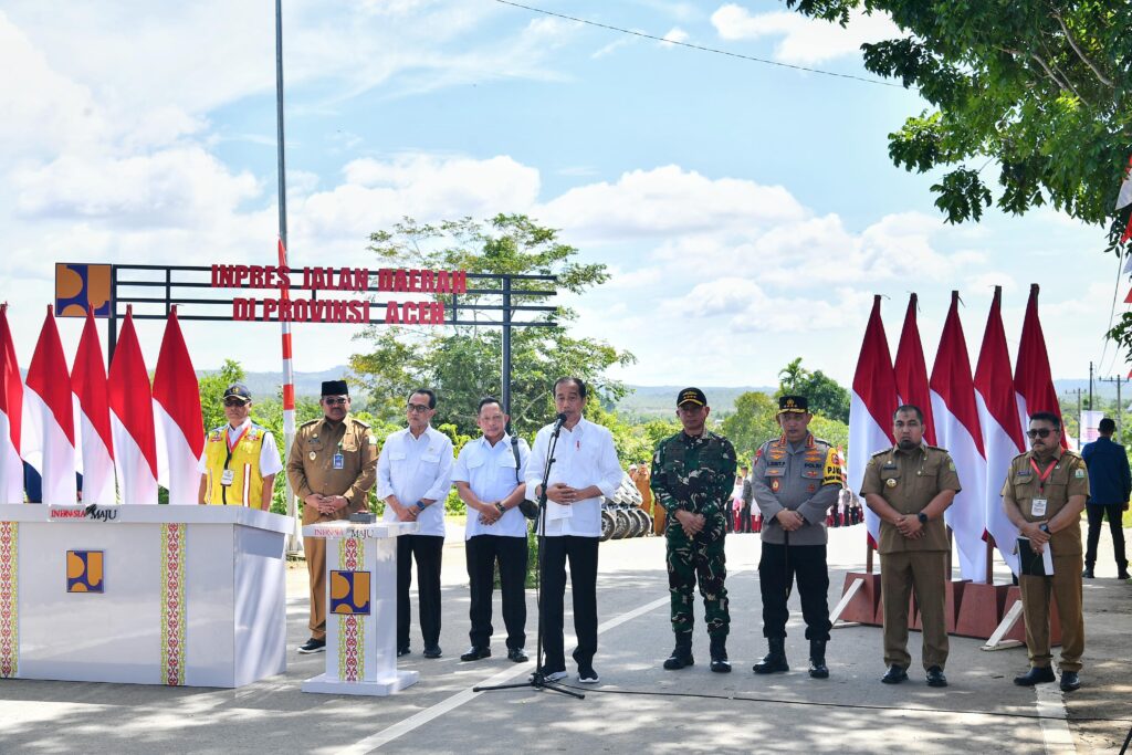 Presiden Joko Widodo (Jokowi) meresmikan 24 ruas jalan dan jembatan sepanjang 60 meter di 14 kabupaten/kota di Provinsi Aceh, yang merupakan bagian dari pelaksanaan Instruksi Presiden Jalan Daerah (IJD). Peresmian tersebut dipusatkan di Kecamatan Blang Bintang, Selasa (15/11/2024). (Dok/BPMI Setpers)