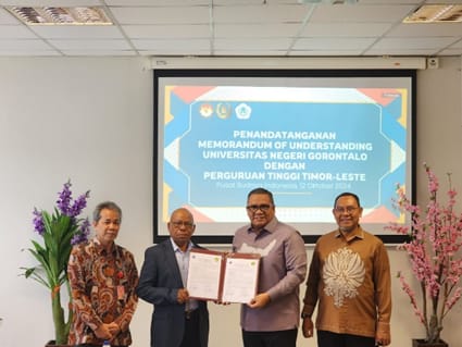 Penandatanganan Nota Kesepahaman (MoU) antara Universitas Negeri Gorontalo (UNG) dan 10 perguruan tinggi di Timor-Leste, difasilitasi oleh Atdikbud KBRI Dili, Sabtu (12/10/2024). (Dok/Kemendikbudristek)