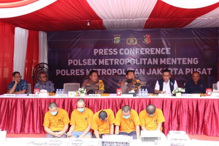 Bagjatinter Set NCB-Interpol Indonesia Divhubinter Polri, Kombes Norman Sitindaon, saat konferensi pers terkait Pencurian Modul BTS di Polsek Menteng, Senin (14/10/2024). (Dok/Humas Polri)