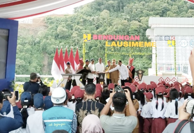 Presiden Jokowi dan pejabat lainnya menekan sirene pertanda peresmian Bendungan Lau Simeme di Deliserdang, Rabu (16/10/2024) pagi.