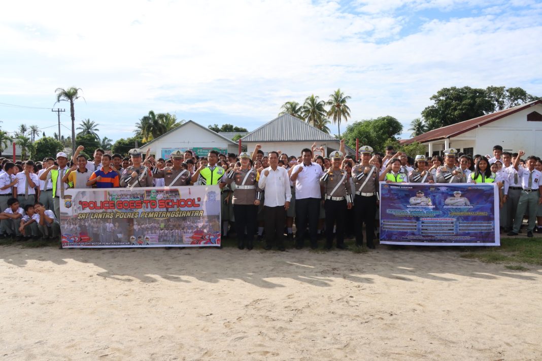 Kasat Lantas Polres Pematangsiantar, AKP Gabriellah A Gultom bersama jajajaran foto bersama usai melaksanakan police goes school di SMA Negeri 1 di Jalan Parsoburan, Kelurahan Sukamakmur, Kecamatan Siantar Marihat, Rabu (16/10/2024). (Dok/Polres Pematangsiantar)