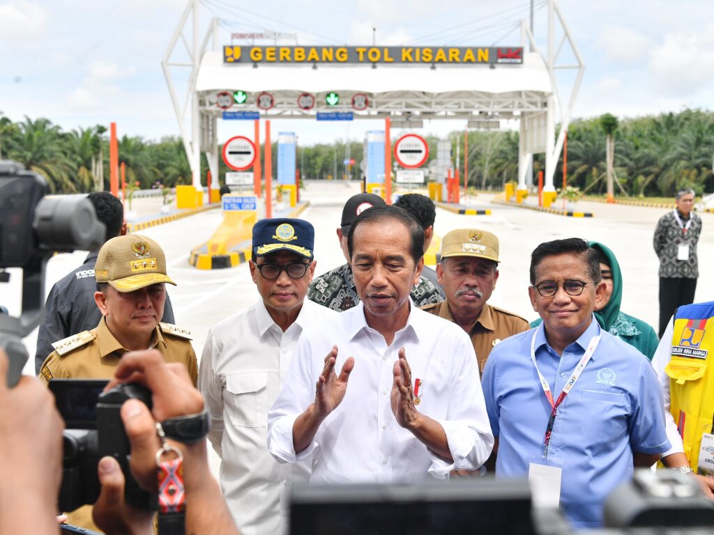 Presiden Joko Widodo (Jokowi) memberikan keterangan pers usai meresmikan dua ruas tol di Sumatra Utara dan Provinsi Jambi, Rabu (16/10/2024). (Dok/BPMI Setpres)