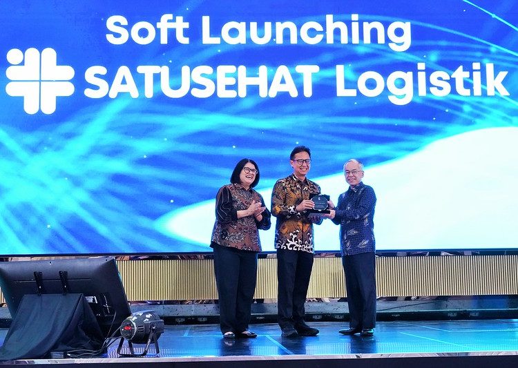 Menteri Kesehatan Budi Gunadi Sadikin (tengah), Direktur Jenderal Farmasi dan Alat Kesehatan Lucia Rizka Andalusia (kiri) dan Resident Representative of UNDP Indonesia Norimasa Shimomura (kanan) dalam peluncuran SATUSEHAT Logistik di Jakarta, Selasa (16/10/2024). (Dok/Sehat Negeriku)