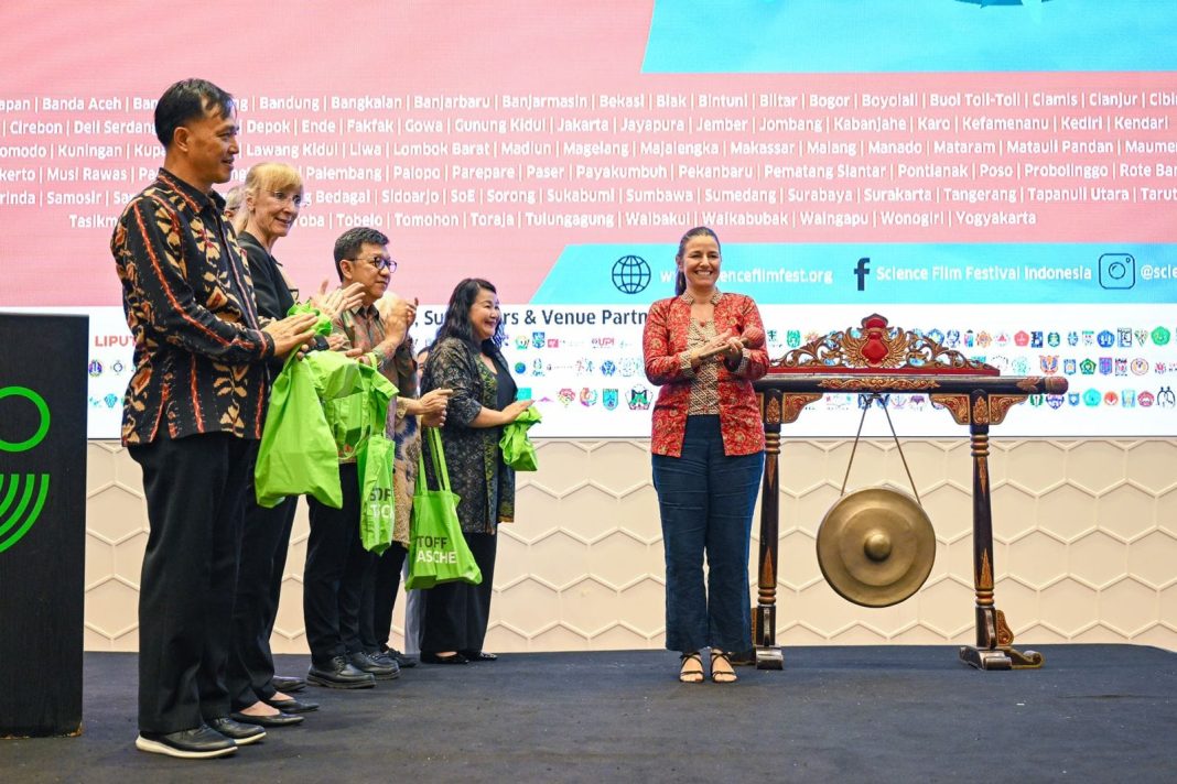 Peluncuran Science Film Festival edisi ke-15 diinisiasi oleh Goethe-Institut dan didukung oleh Kemendikbudristek, Kedutaan Besar Jerman, serta berbagai universitas di Indonesia, Selasa (15/10/2024). (Dok/Kemendikbudristek)