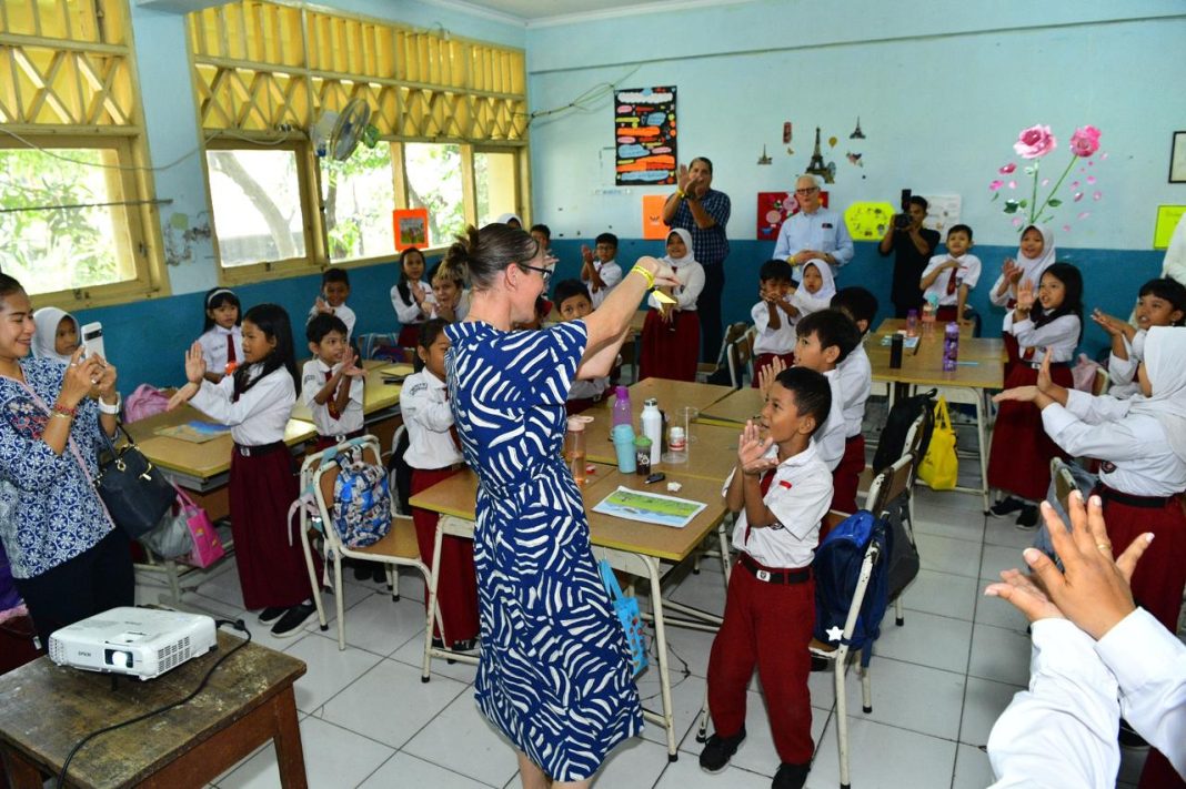 Global Education Leaders Partnership (GELP) berinteraksi dengan murid di SD Negeri 01 Pulo, Kebayoran Baru, Jakarta, Selasa (15/10/2024). (Dok/Kemendikbudristek)