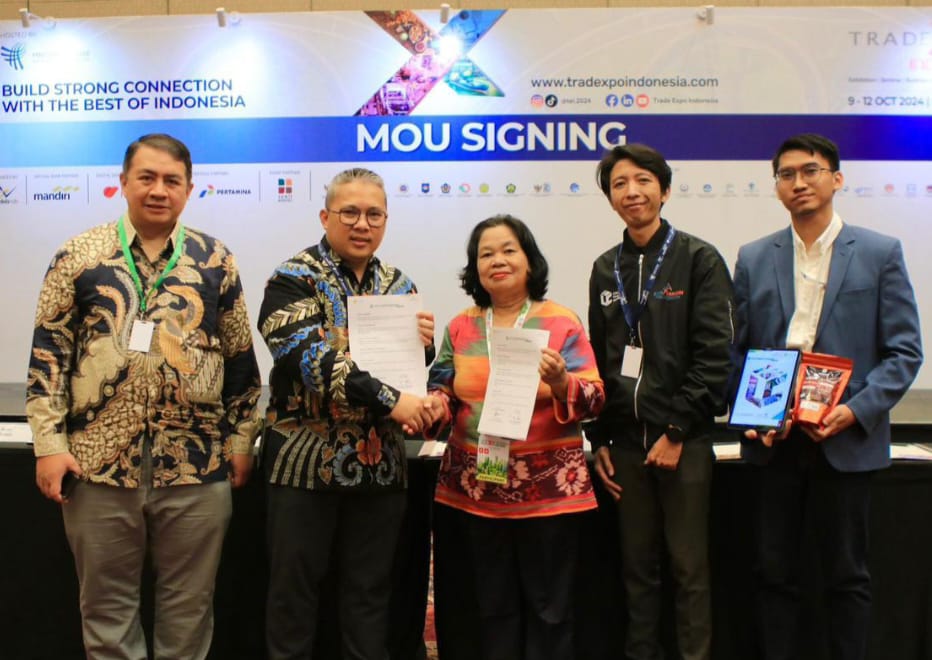 Togato Cahaya Gemilang bersama ITPC Chennai foto bersama dalam kegiatan penandatanganan nota kesepahaman (MoU), Rabu (16/10/2024). (Dok/PLN)