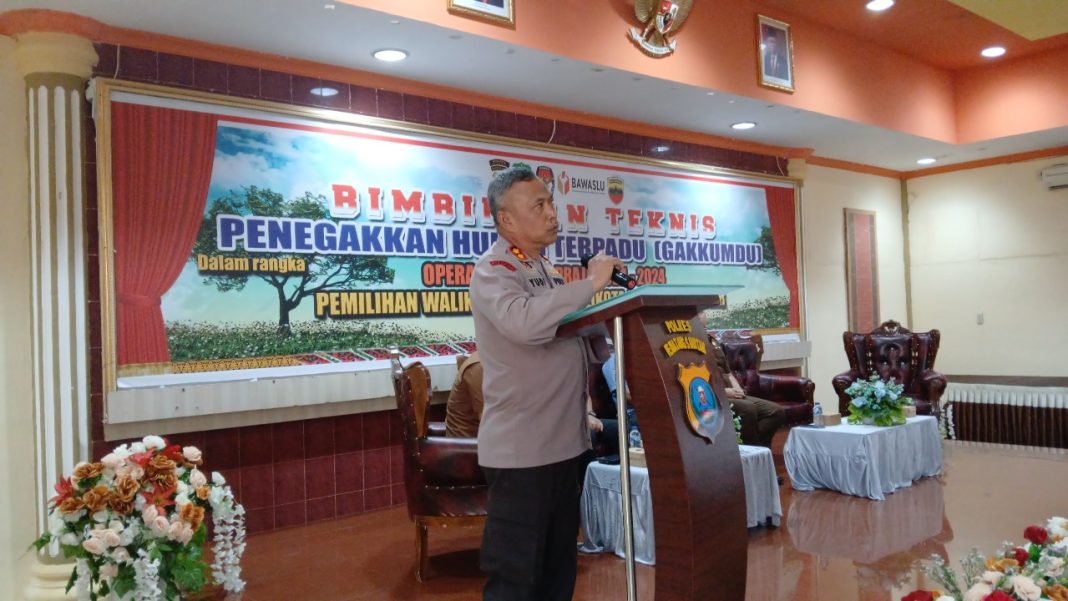 Wakapolres Pematangsiantar AKBP Ahmad Wahyudi membuka Bimtek Gakkumdu pemilihan Wali Kota dan Wakil Wali Kota Pematangsiantar dalam rangka Operasi Mantap Praja Toba 2024 bertempat di Aula Widya Satya Brata Polres Pematangsiantar, Kamis (17/10/2024). (Dok/Polres Pematangsiantar)