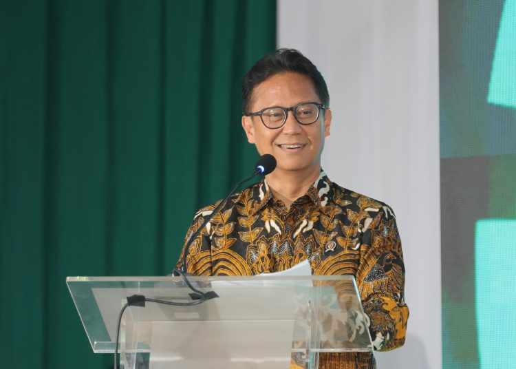 Menkes RI, Budi Gunadi Sadikin, memberikan sambutan saat peresmian pabrik radioisotop PT Global Onkolab Farma di Jakarta, Selasa (15/10/2024). (Dok/Sehat Negeriku)