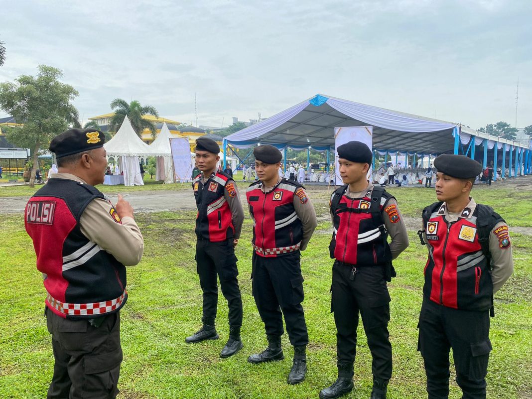 Personel Polda Sumut memberikan pengamanan kampanye Paslon Gubernur dan Wakil Gubernur Sumut. Kampanye paslon nomor urut 01 di halaman depan Istana Maimun, Jalan Brigjen Katamso, Jumat (18/10/2024). (Dok/Polda Sumut)