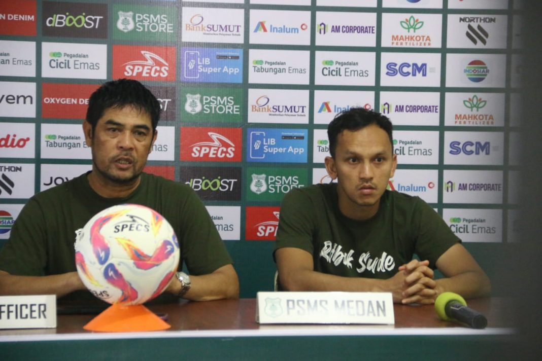 Pelatih PSMS, Nil Maizar (kiri), didampingi kapten Rachmad Hidayat saat memberikan keterangan elang laga melawan PSPS di Stadion Baharuddin Siregar, Sabtu (19/10/2024). (Dok/PSMS)