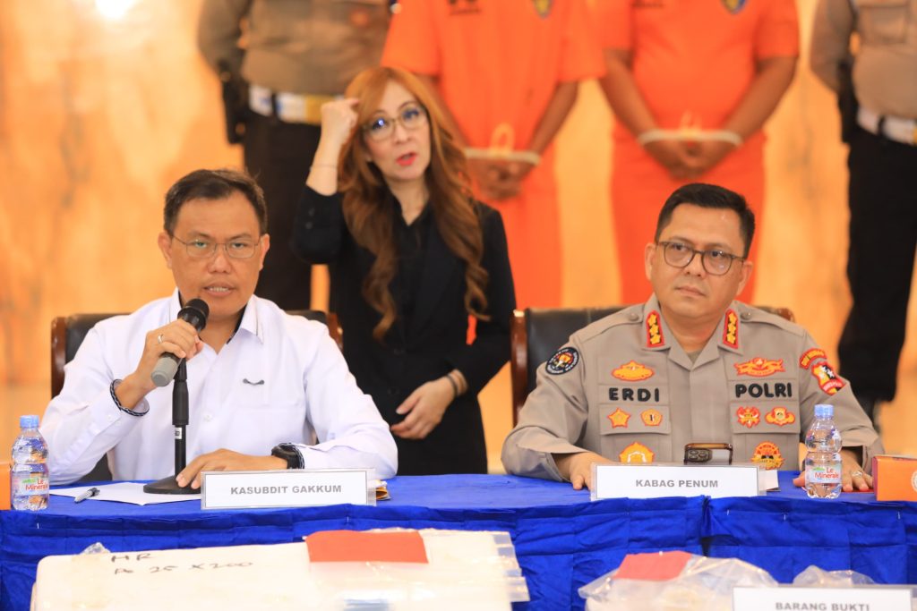 Kepala Subdirektorat Gakkum Korps Polairud Baharkam Polri, Komisaris Besar Polisi Donny Charles Go bersama Kombes Pol, Erdi Chaniago, Kepala Bagian Penerangan Umum Biro Penerangan Masyarakat Divisi Humas Polri. (Dok/Humas Polri)