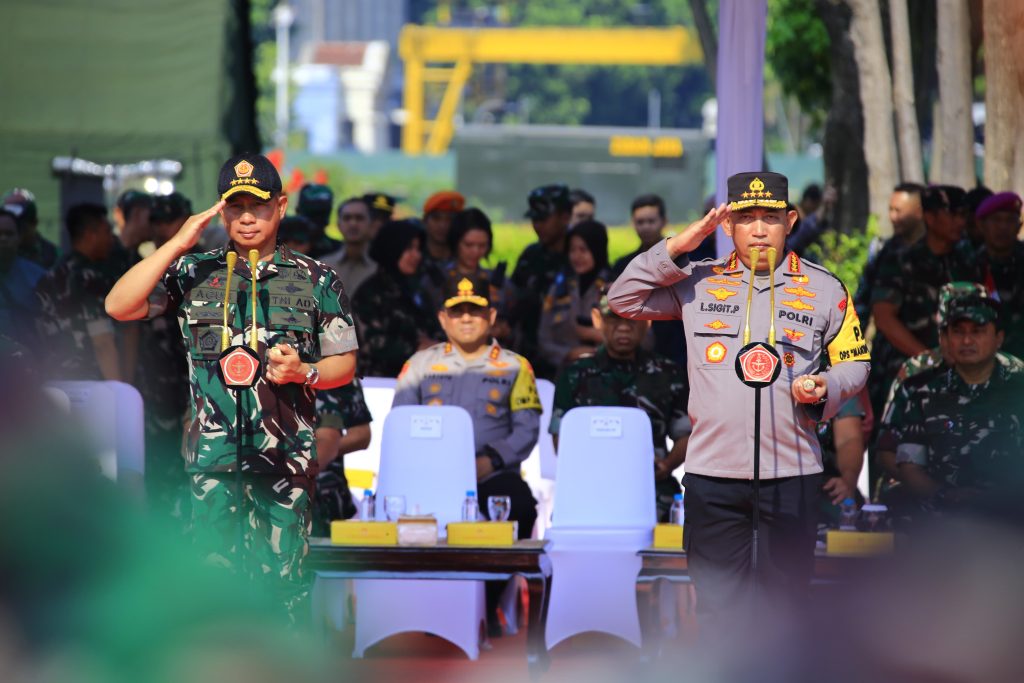 Panglima TNI dan Kapolri melakukan inspeksi pada apel gelar pasukan pengamanan pelantikan presiden dan wakil presiden, di Monas, Jumat (18/10/2024). (Dok/Humas Polri)