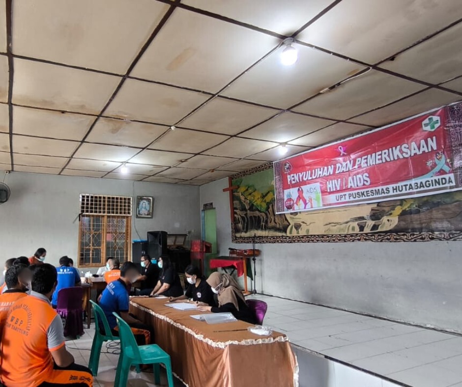 Petugas Rutan Tarutung bekerjasama dengan petugas UPTD Puskesmas Hutabaginda melakukan skrining HIV dan TB terhadap warga binaan pemasyarakatan (WBP). (Dok/KPR Rutan Tarutung)