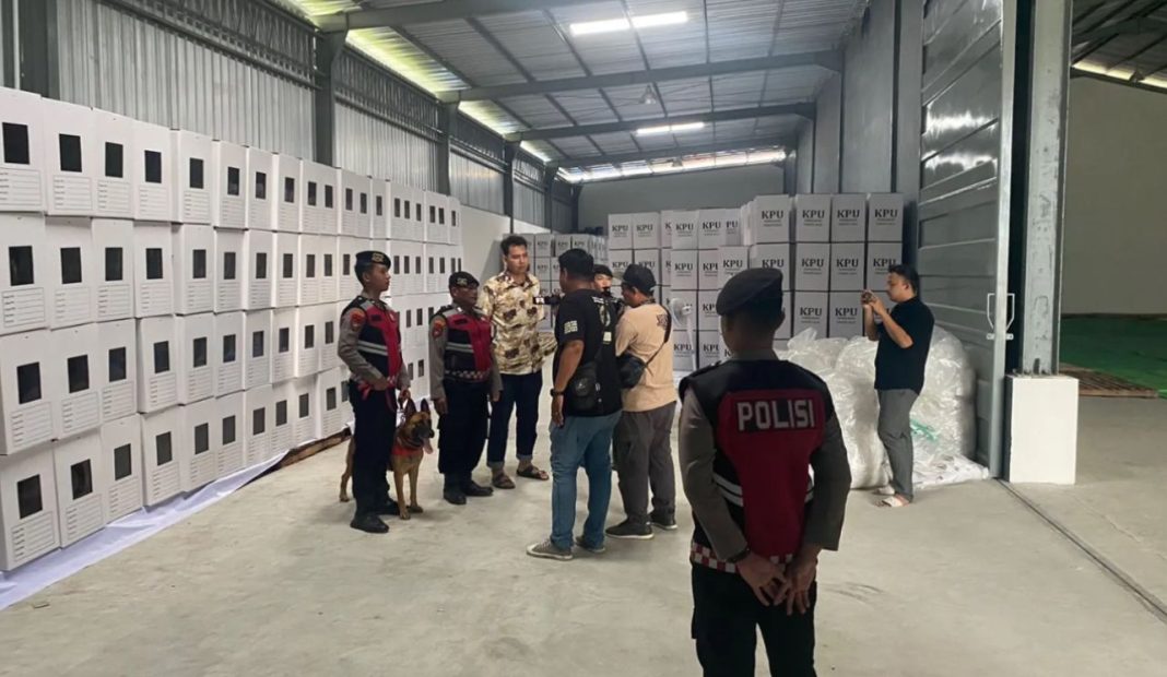 Personel Ditsamapta Polda Kaltim bersama unit K9 saat melakukan sterilisasi di Kantor KPU Balikpapan, Jumat (18/10/2024), memastikan lokasi aman menjelang Pilkada Serentak 2024. (Dok/Polda Kaltim)