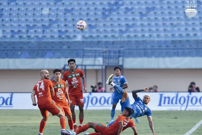 Duel Persib Bandung vs Persebaya Surabaya di Stadion Si Jalak Harupat, Bandung, Jumat (18/10/2024). (Dok/Persib Bandung)