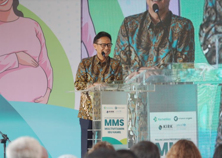 Menteri Kesehatan Budi Gunadi Sadikin dalam acara peluncuran Multiple Mikronutrien Suplementasi (MMS) yang berlangsung di halaman SMA Negeri 27 Bandung, Jawa Barat, Kamis (17/10/2024). (Dok/Sehat Negeriku)