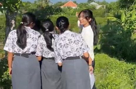 Video berjudul Belajar dari Alam, karya Ni Luh Desy Dwi Anike Dhamayanti, guru Geografi kelas 10 di SMA Negeri 2 Banjar, Buleleng, Bali. (Dok/Kemendikbudristek)