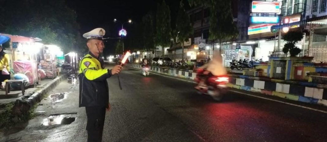 Personil Sat Lantas Polres Tanjungbalai melakukan patroli pengamanan lalulintas sekitar Kota Tanjungbalai, Jumat (18/10/2024) malam.