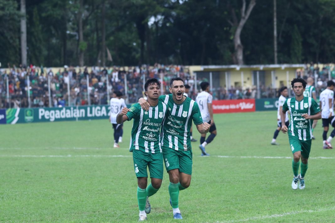 Bek PSMS Muhammad Revan (kiri) melakukan selebrasi gol ditemani rekannya, Juninho Cabral, saat melawan PSPS Pekanbaru di Stadion Baharoeddin Siregar, Deliserdang, Sabtu (19/10/2024). (Dok/PSMS)