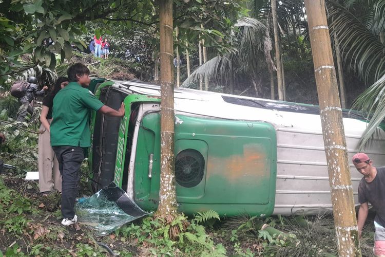 Kondisi mobil penumpang milik PT Sampri dengan nomor polisi BK 7589 LD usai terperosok ke dalam lembah di Jalan Jamin Ginting KM 33, Desa Sibolangit, Kecamatan Sibolangit, Jumat (18/10/2024), sore sekitar pukul 15.00 WIB. (Dok/Lantas Polsek Pancurbatu)