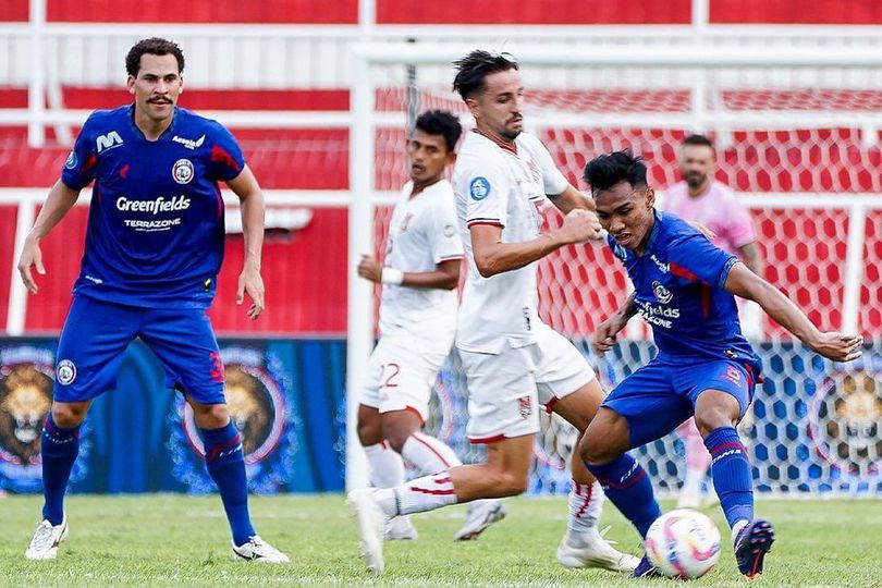 Aksi Arkhan Fikri dalam laga BRI Liga 1 antara Arema FC vs Malut United, Sabtu (19/10/2024).